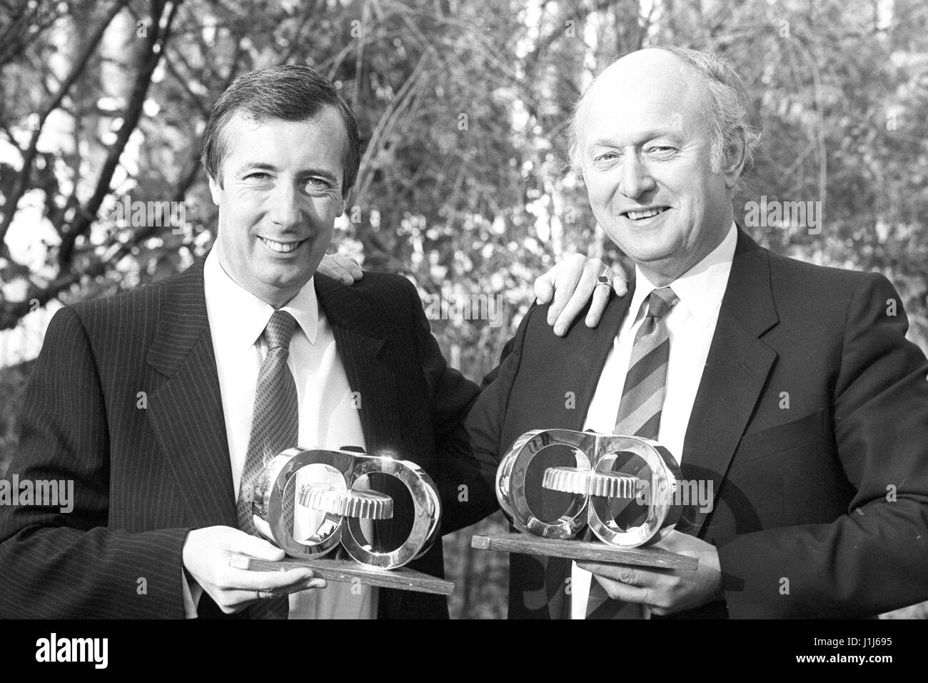 Philip Harris, 41 ans, président de Harris Queensway, (à gauche) et Peter Thompson, 55 ans, président du Consortium national de marchandises, après les deux hommes ont été nommés lauréats conjointe de l'homme d'affaires de l'année à l'Hôtel Savoy. Banque D'Images