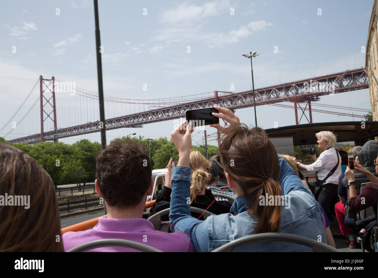 Les touristes utilisent un bus à toit ouvert à Lisbonne, Portugal. Banque D'Images