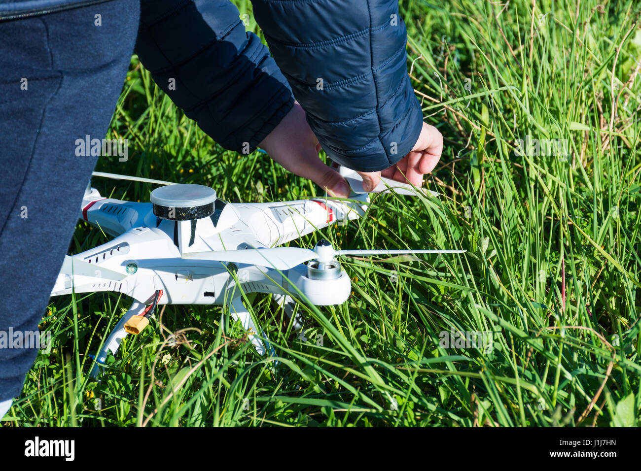 Abstrait et conceptuel enfant jouant avec un drone. La télédétection. La felicità di un bambino con un giocattolo moderno e pericoloso. Banque D'Images