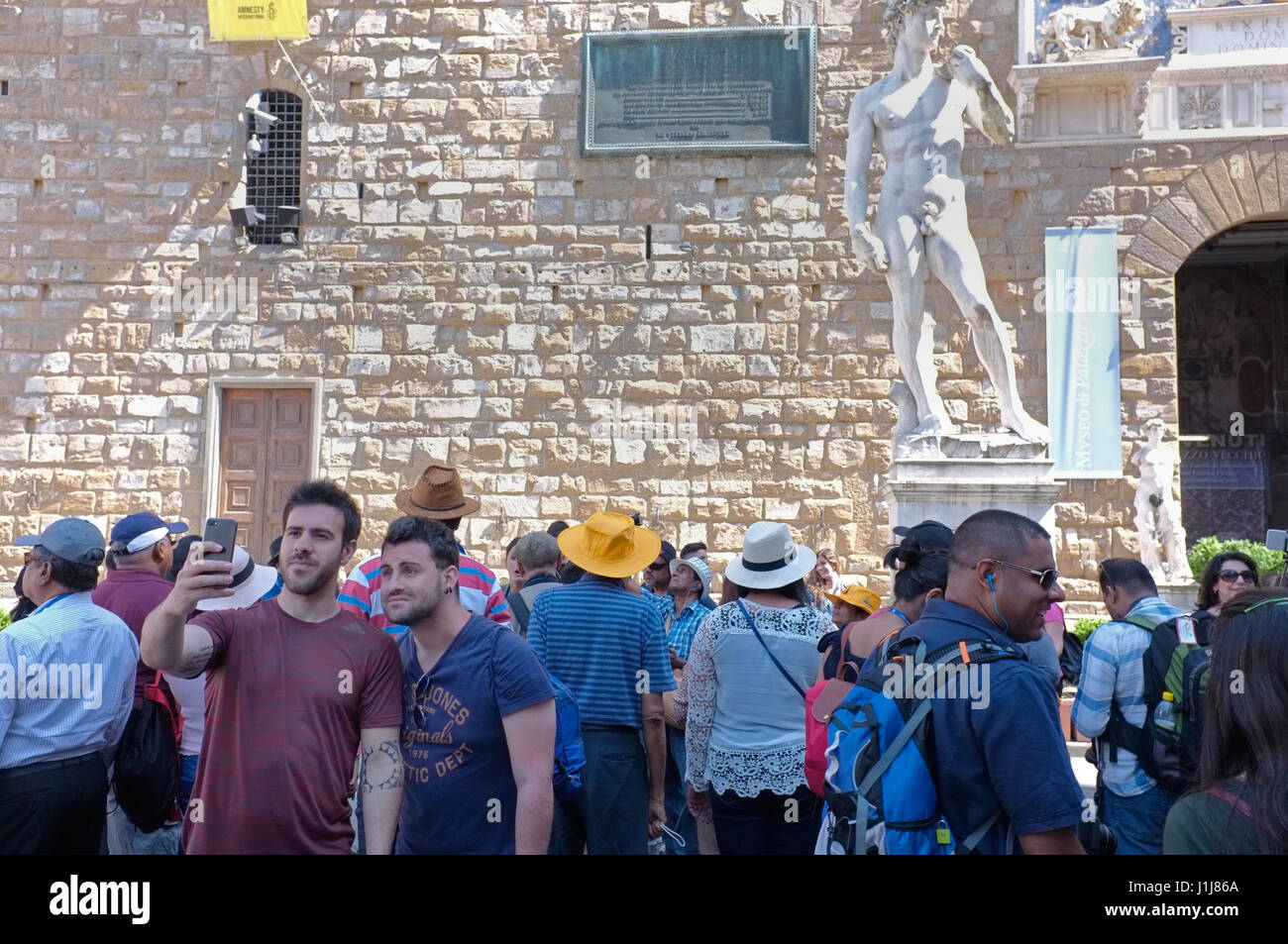 Les touristes de prendre une photo dans le David de Michel-Ange. Banque D'Images