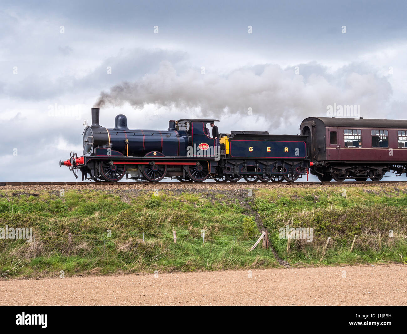 Un train à vapeur appartenant à la North Norfolk voyageant entre chemins de Sheringham et Holt à Norfolk, au Royaume-Uni. Banque D'Images
