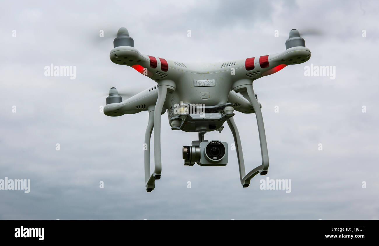 DJI Phantom drone contre un ciel nuageux Banque D'Images