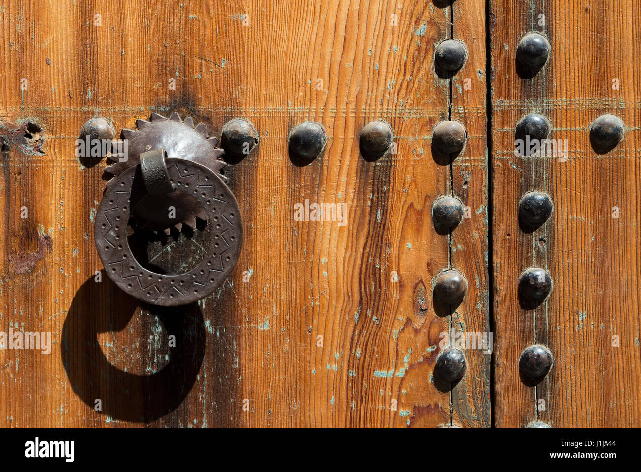 Fer à repasser ancien heurtoir sur une porte en bois à Marrakech, Maroc Banque D'Images