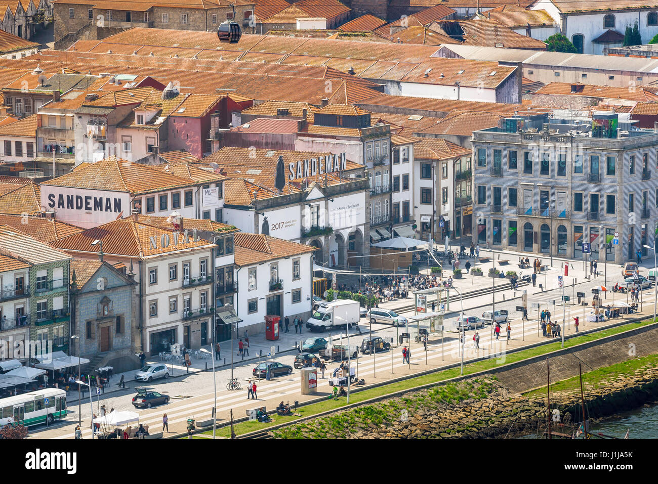 Porto Portugal Gaia, vue sur les célèbres lodges à vin du port situés le long du bord de mer du Douro dans le quartier de Gaia à Porto, Portugal. Banque D'Images