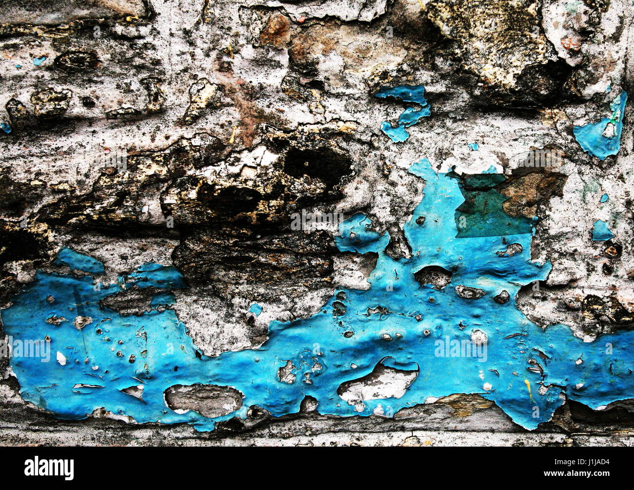 Un old weathered affiche sur un mur, à la recherche comme un paysage Banque D'Images