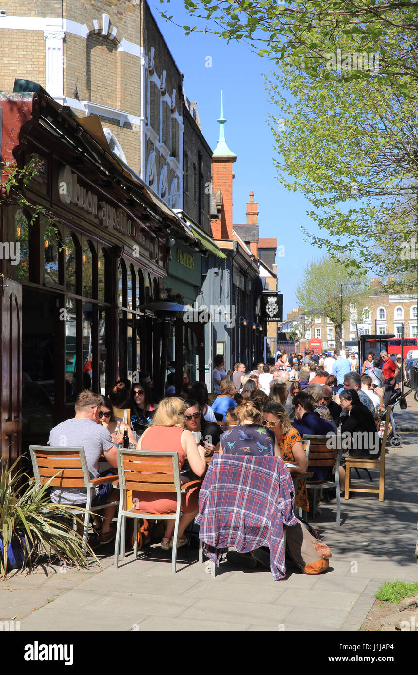 Bars et restaurants sur la rue Lauriston dans le parc Victoria Village, dans l'Est de Londres, E9, au Royaume-Uni Banque D'Images