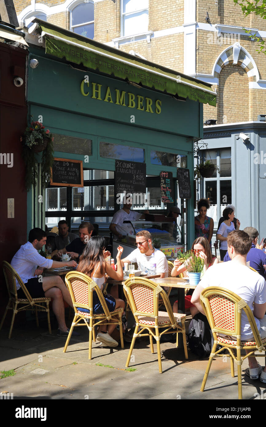 Bars et restaurants sur la rue Lauriston dans le parc Victoria Village, dans l'Est de Londres, E9, au Royaume-Uni Banque D'Images