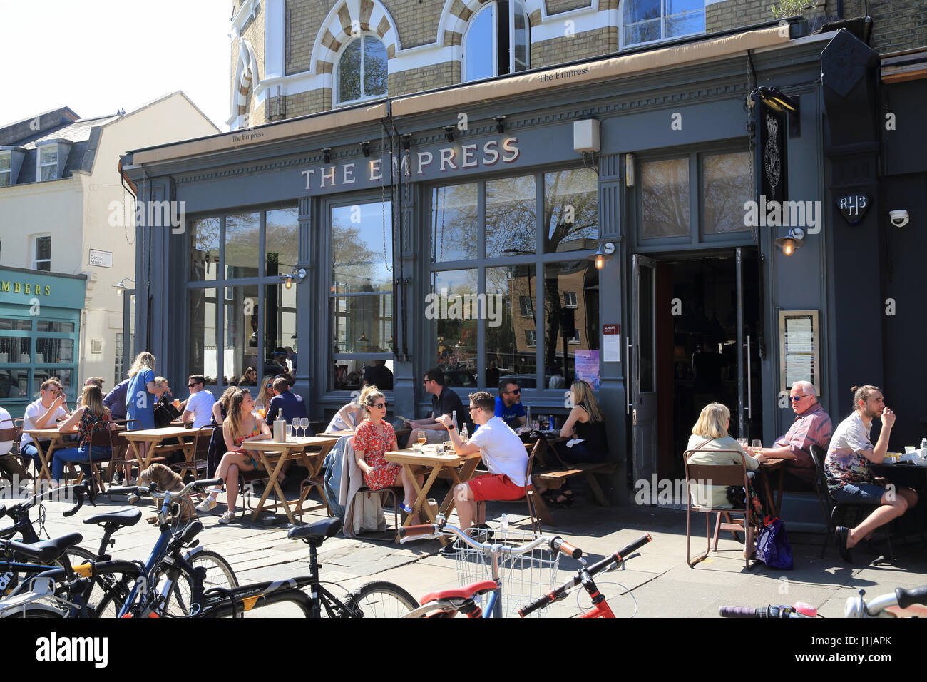 Les bars et restaurants du quartier branché de Lauriston Road à Victoria Village Park, East London, E9, UK Banque D'Images
