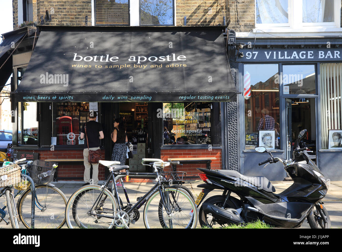 Apôtre bouteille sur trendy Lauriston Road dans le parc Victoria Village de East London, E9, UK Banque D'Images