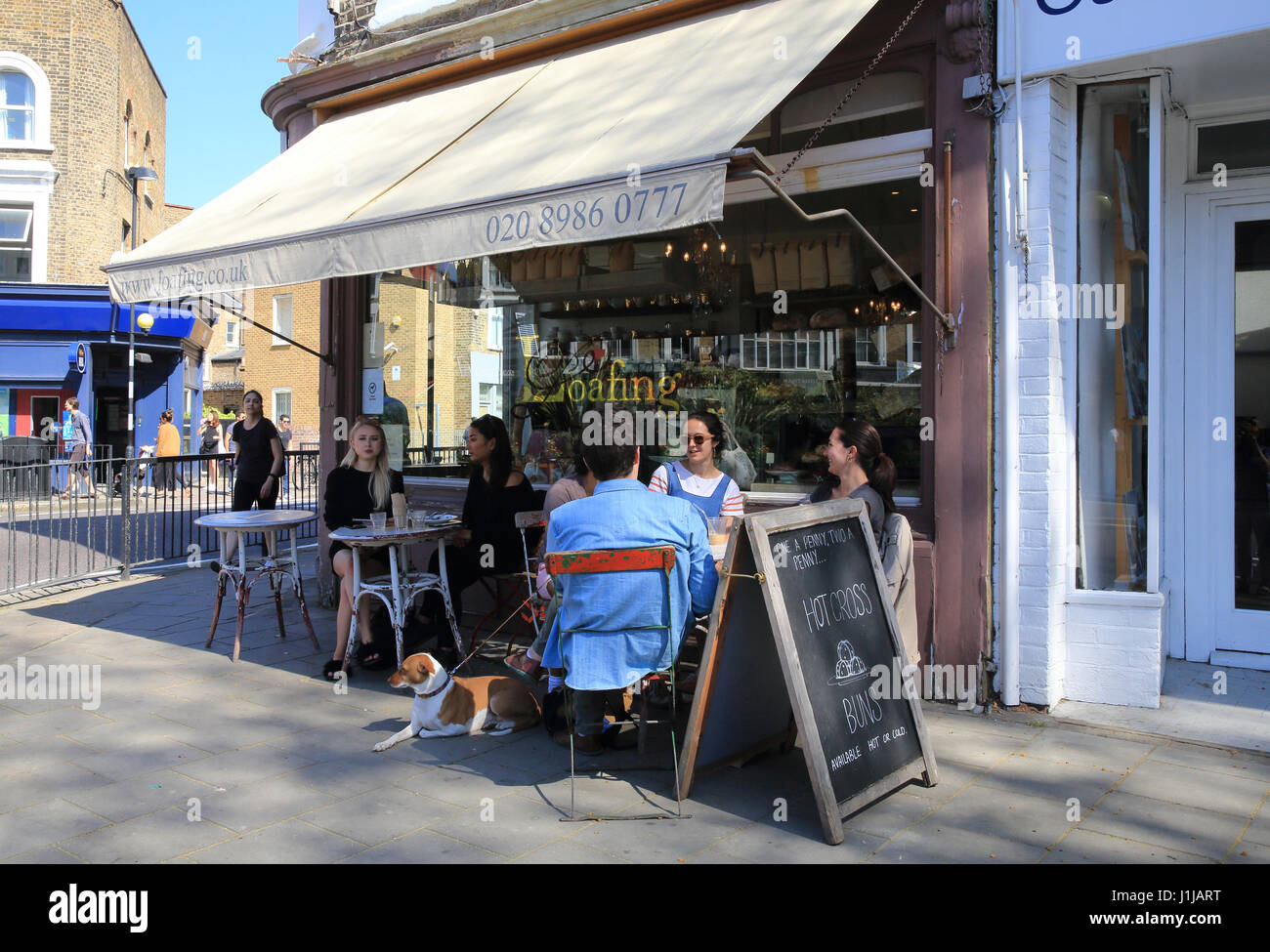 Cafe sur la rue Lauriston branché dans le parc Victoria Village, dans East London E9, UK Banque D'Images