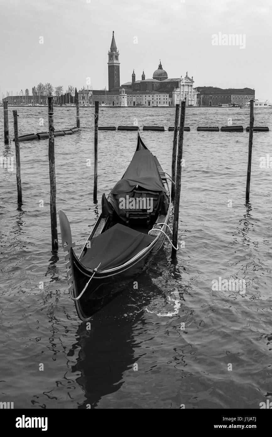 Isloa di San Giorgio Maggiore et gondoles à travers le bassin San Marco, Venise, Italie Banque D'Images