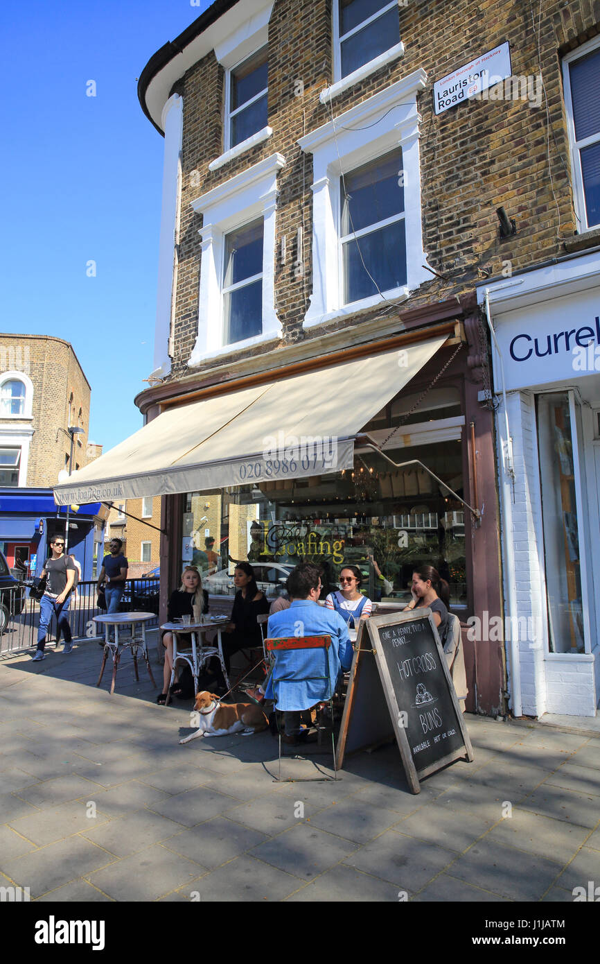 Cafe sur la rue Lauriston branché dans le parc Victoria Village, dans East London E9, UK Banque D'Images