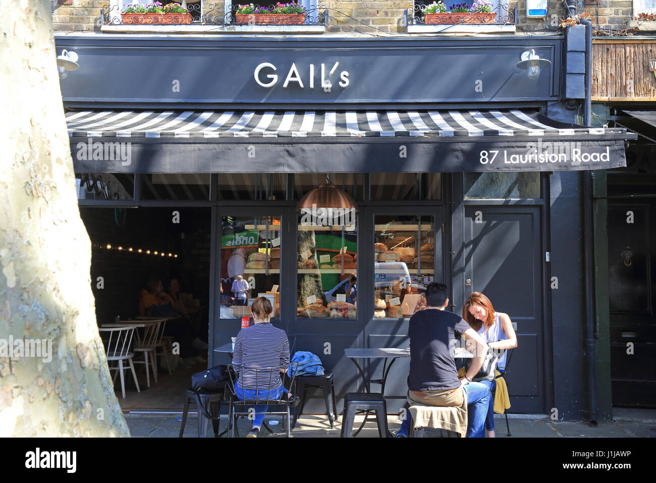 Magasins indépendants locaux sur trendy Lauriston Road dans le parc Victoria Village, E9, UK Banque D'Images