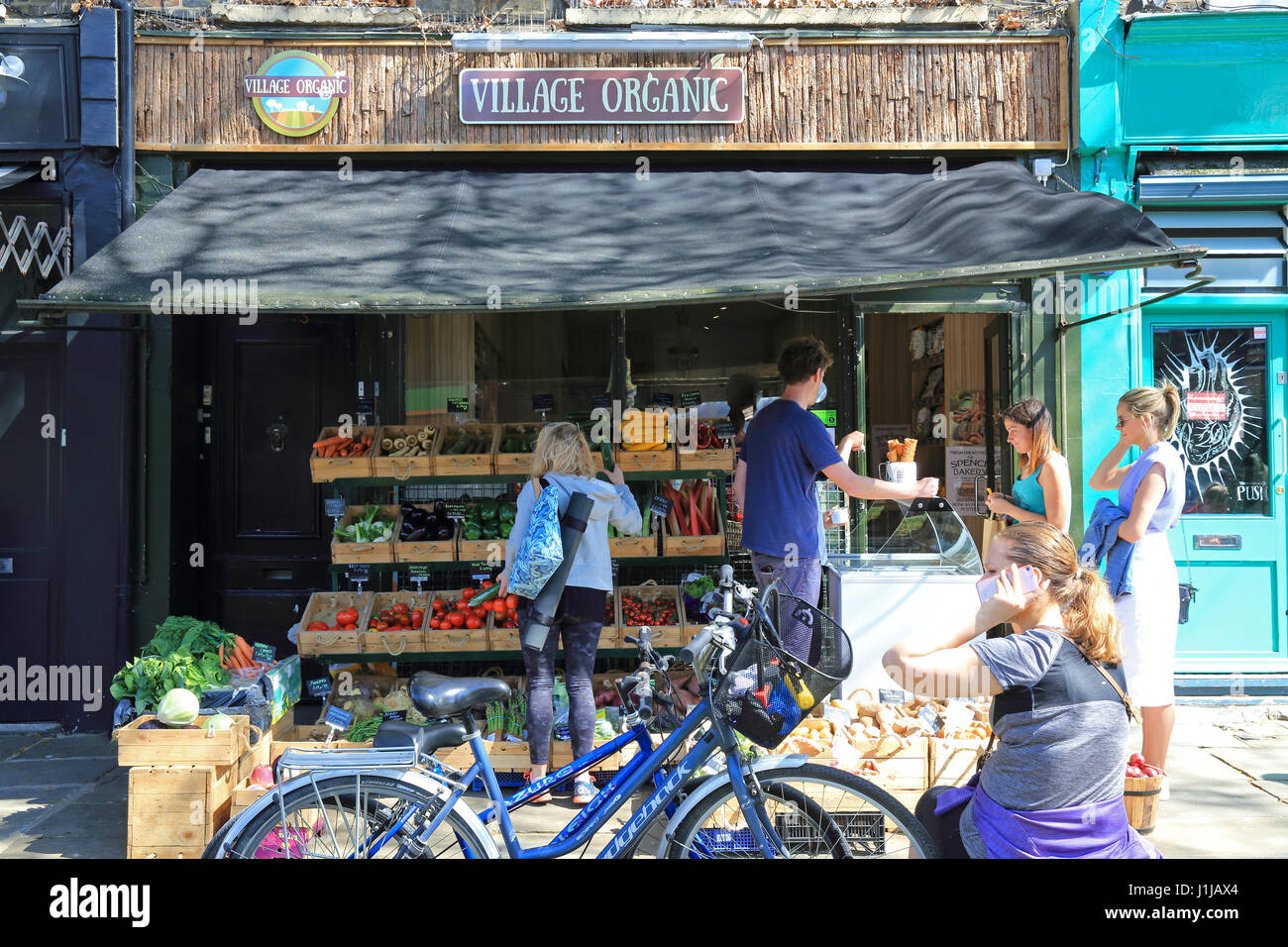 Magasins indépendants locaux sur trendy Lauriston Road dans le parc Victoria Village, E9, UK Banque D'Images