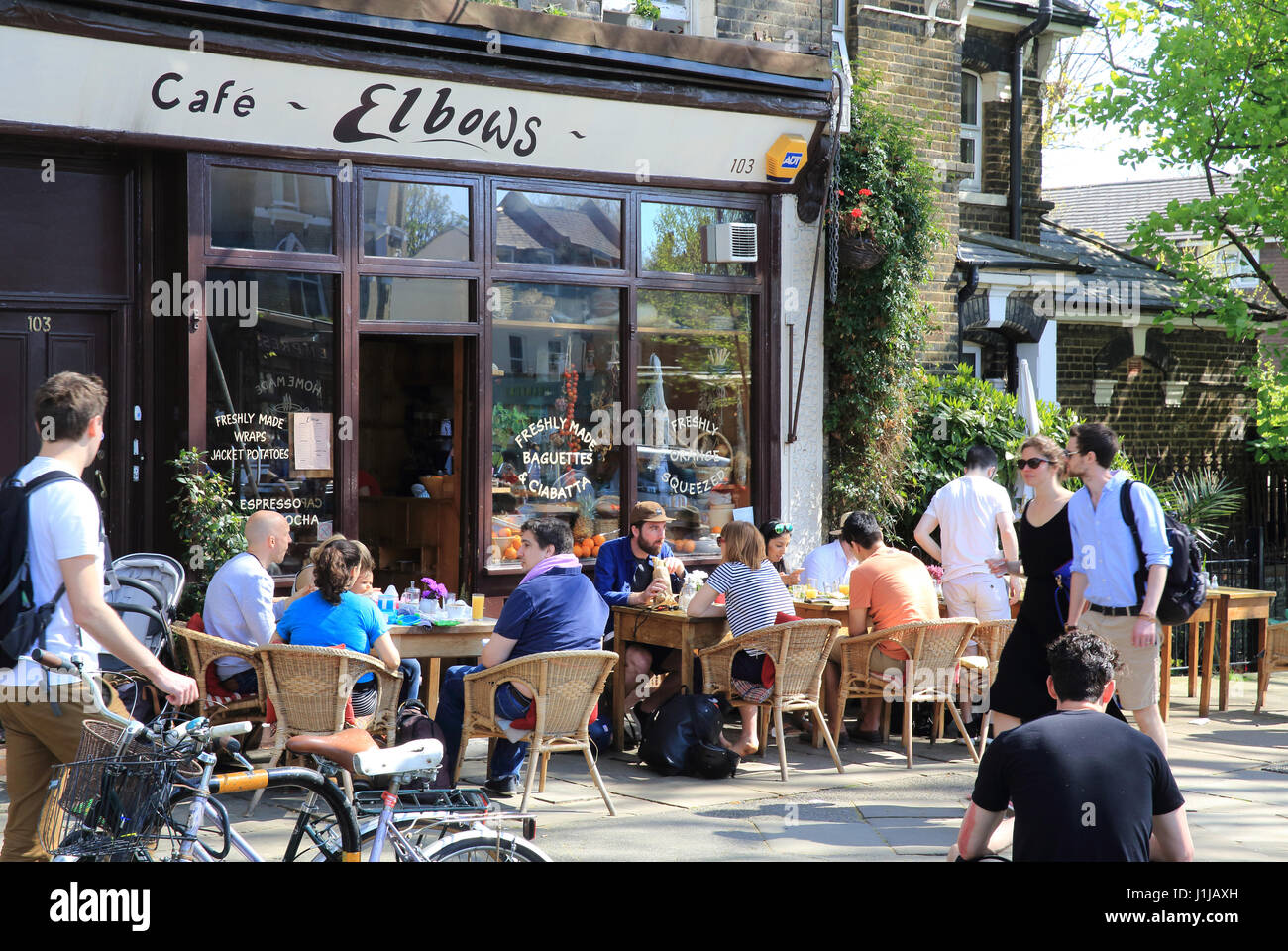Cafe sur la rue Lauriston branché dans le parc Victoria Village, East London, E9, UK Banque D'Images