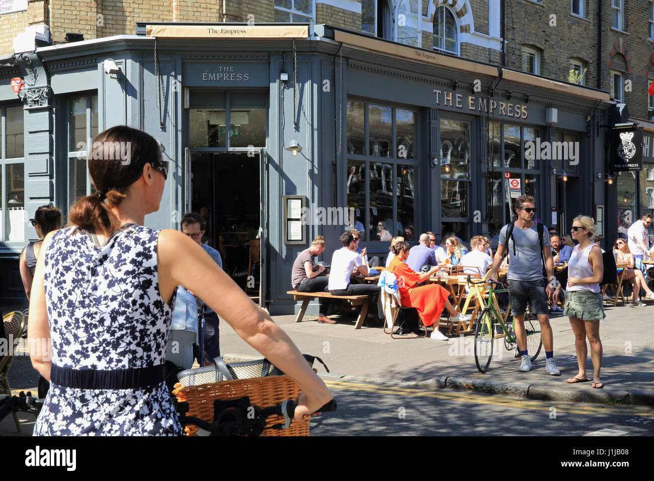 Bar et restaurant branché sur la route dans le parc Victoria Lauriston Vilage, dans l'Est de Londres E9 Banque D'Images