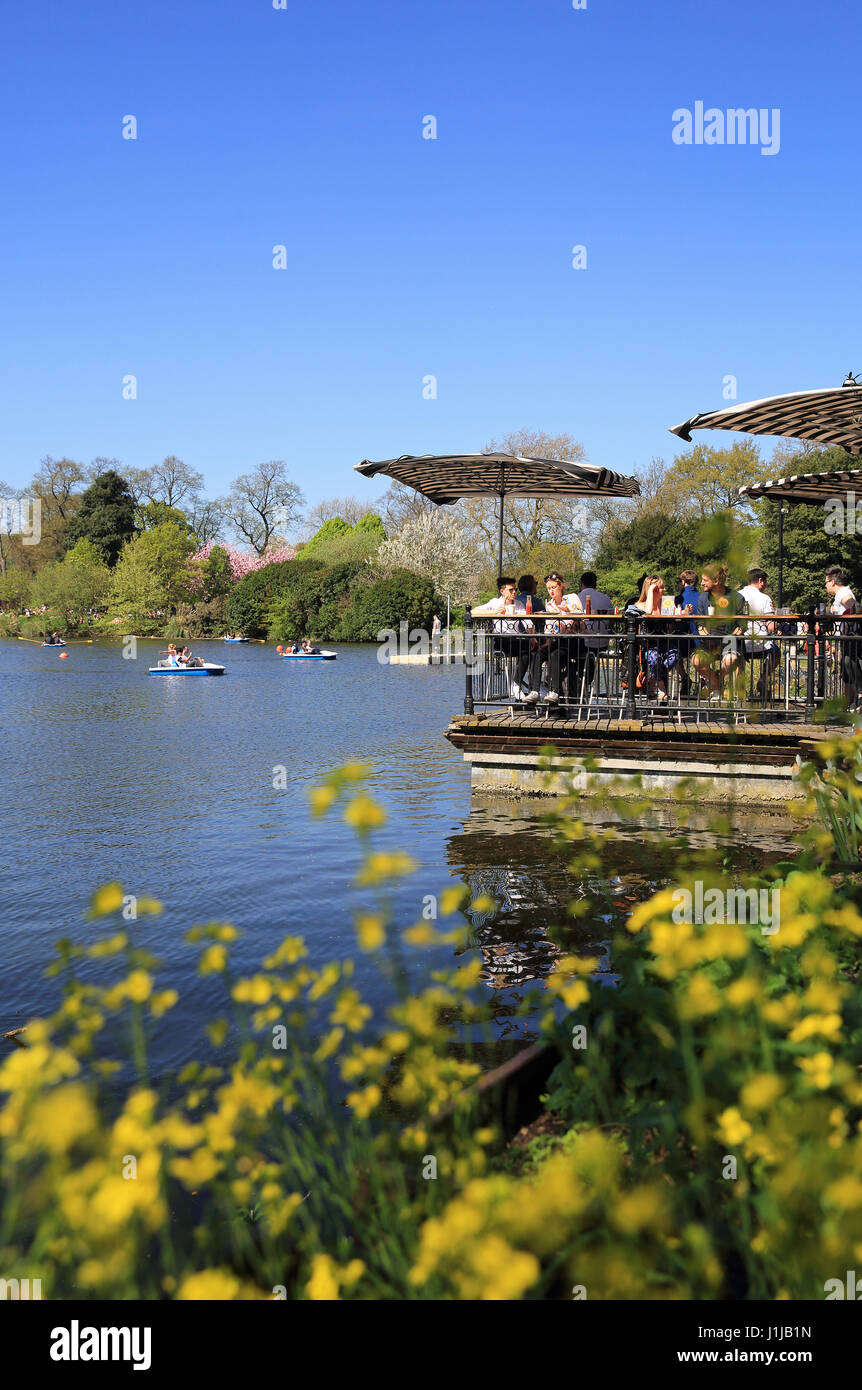 Café au bord du lac Pavilion, à Crown Gate East, lac de l'ouest, dans le parc Victoria, Londres E3 Banque D'Images