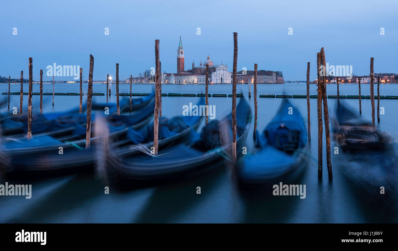 Nuit longue exposition de l'image Isloa di San Giorgio Maggiore et gondoles à travers le bassin San Marco, Venise, Italie Banque D'Images
