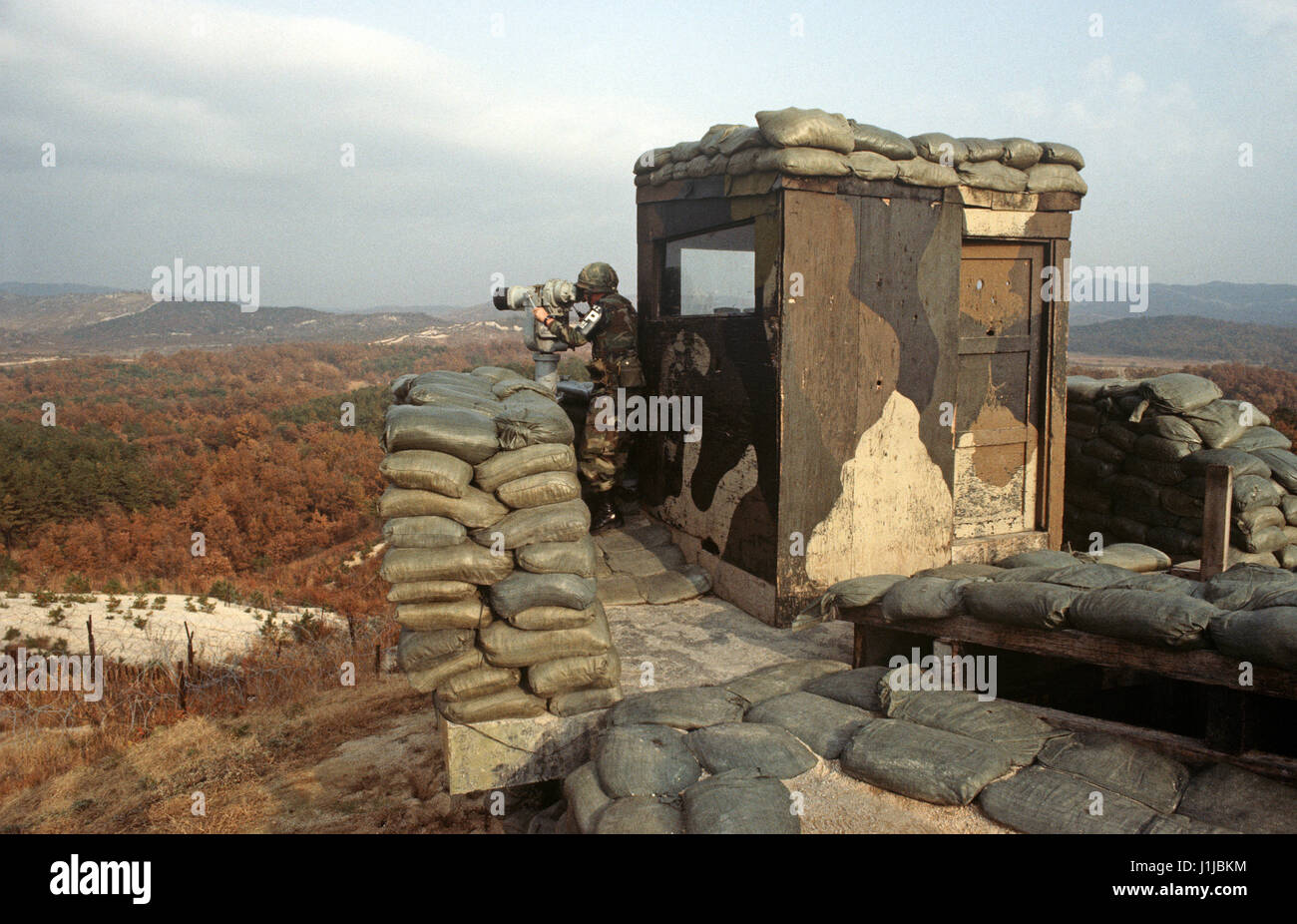 Postes d'observation le long de la zone démilitarisée coréenne très fortifiée, DMZ, la ligne entre la Corée du Nord et la Corée du Sud sous contrôle des Nations Unies. Banque D'Images