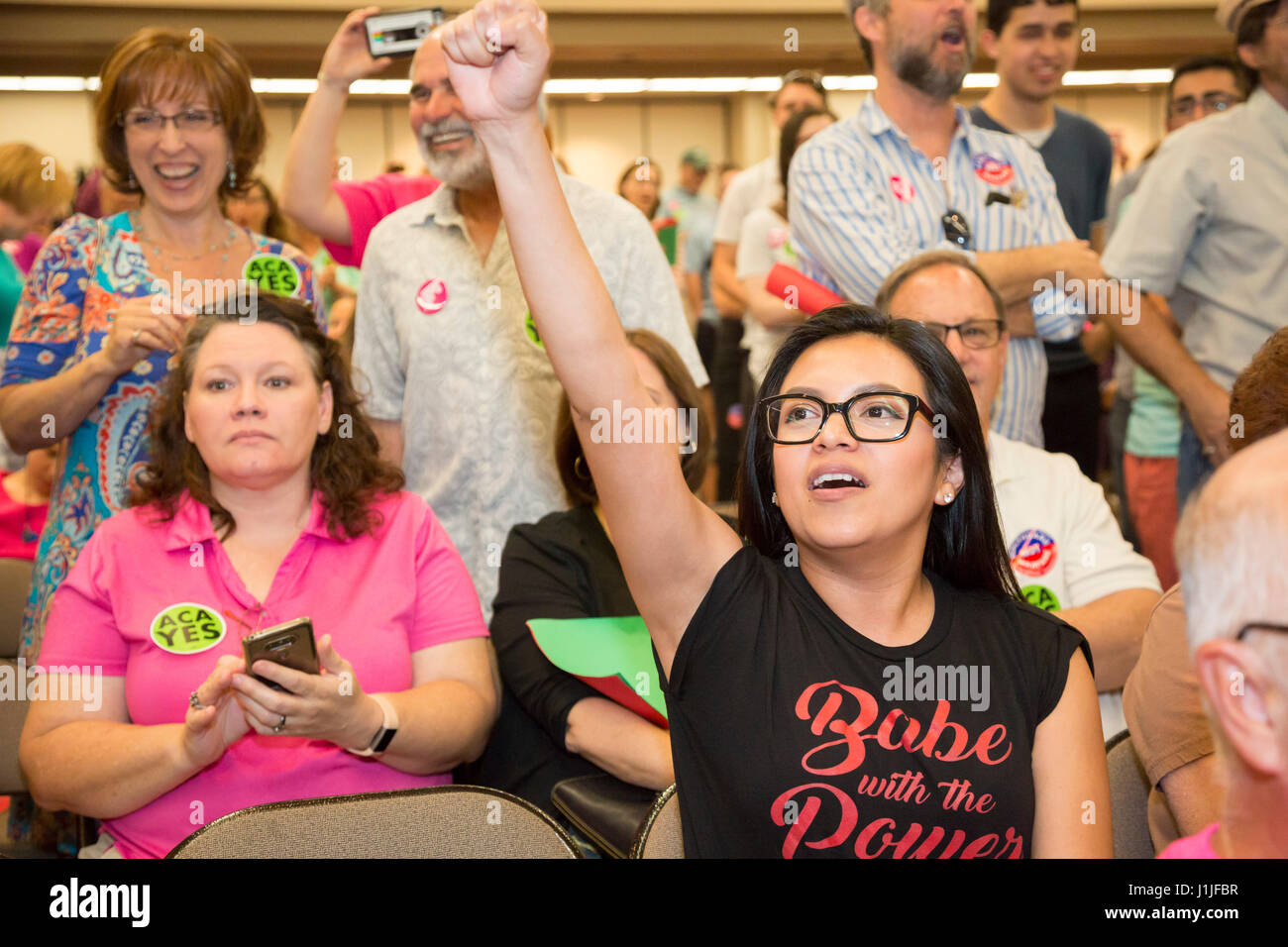 Mesa, Arizona - Le sénateur américain Jeff Flake (R-Arizona) a été accueilli par près de 2 000 électeurs en colère lorsqu'il a tenu une assemblée publique. Beaucoup ont fait part de suppor Banque D'Images