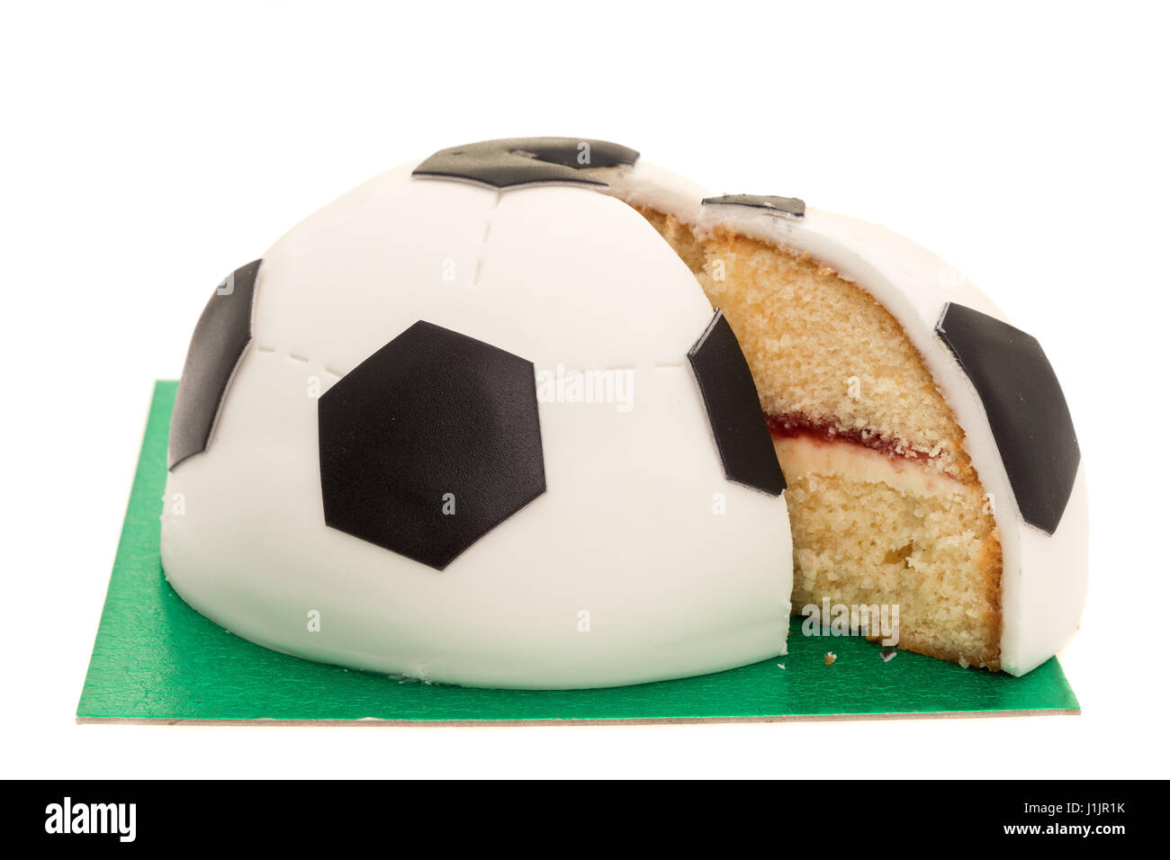 Gateau D Anniversaire En Forme De Ballon De Football Avec Une Tranche Cut Out Fond Blanc Photo Stock Alamy