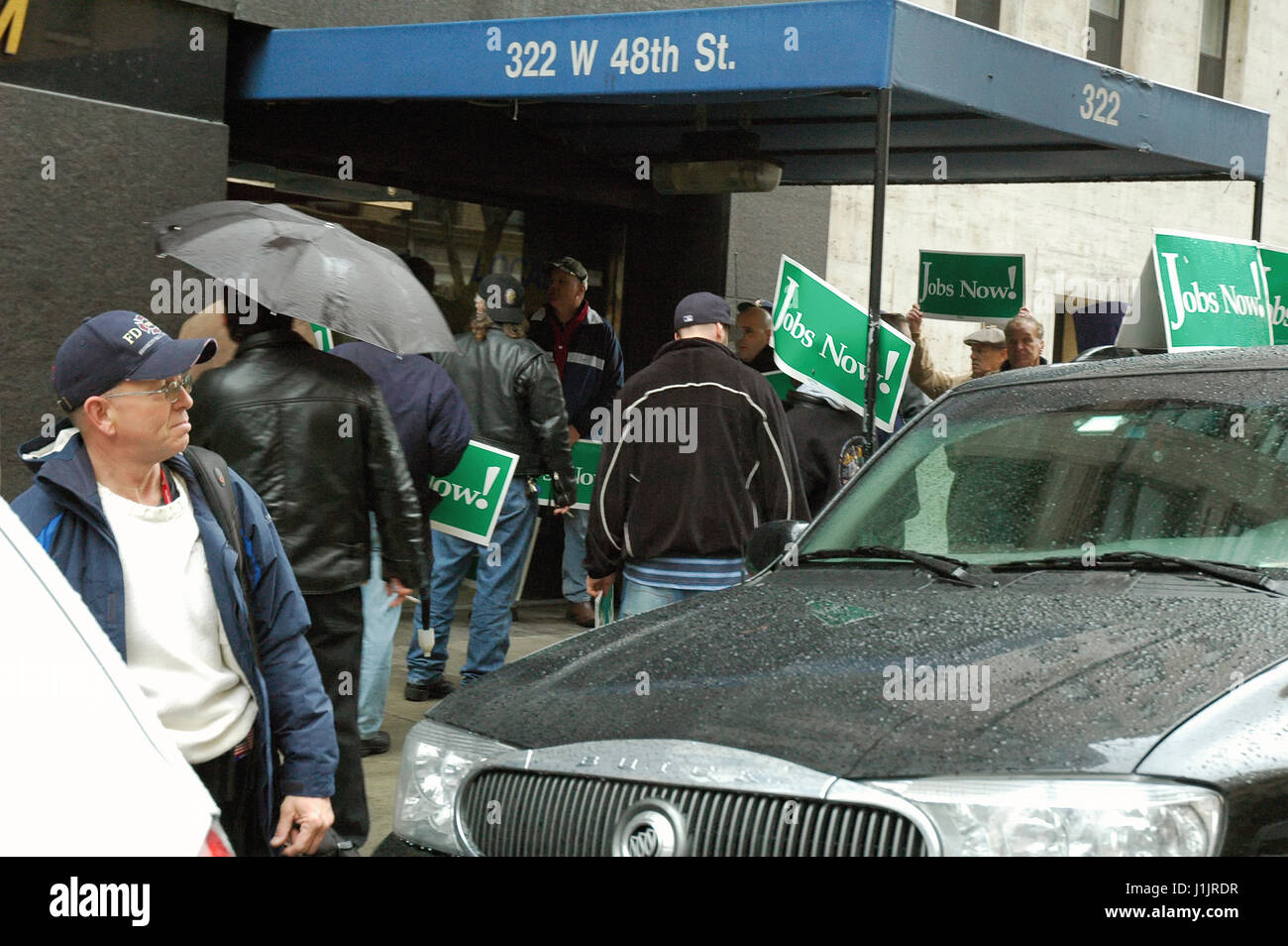 Groupe de personnes qui protestaient avec signes 'emplois aujourd' à la 48e Street à New York, mars 20, 2005 - New York, NY, USA Banque D'Images