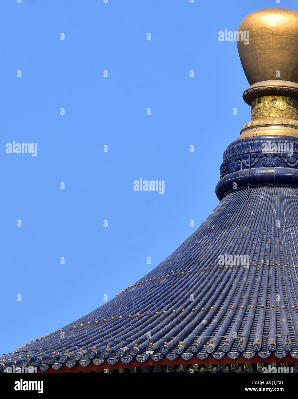 Temple du Ciel haut détail de toit contre ciel bleu clair - Beijing, Chine Banque D'Images