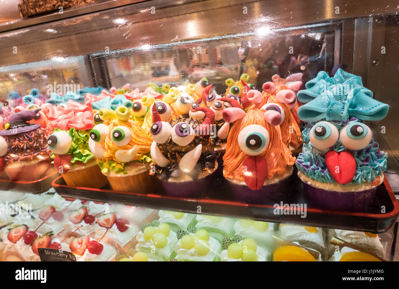 Cupcakes halloween fantaisie avec des monstres colorés Banque D'Images