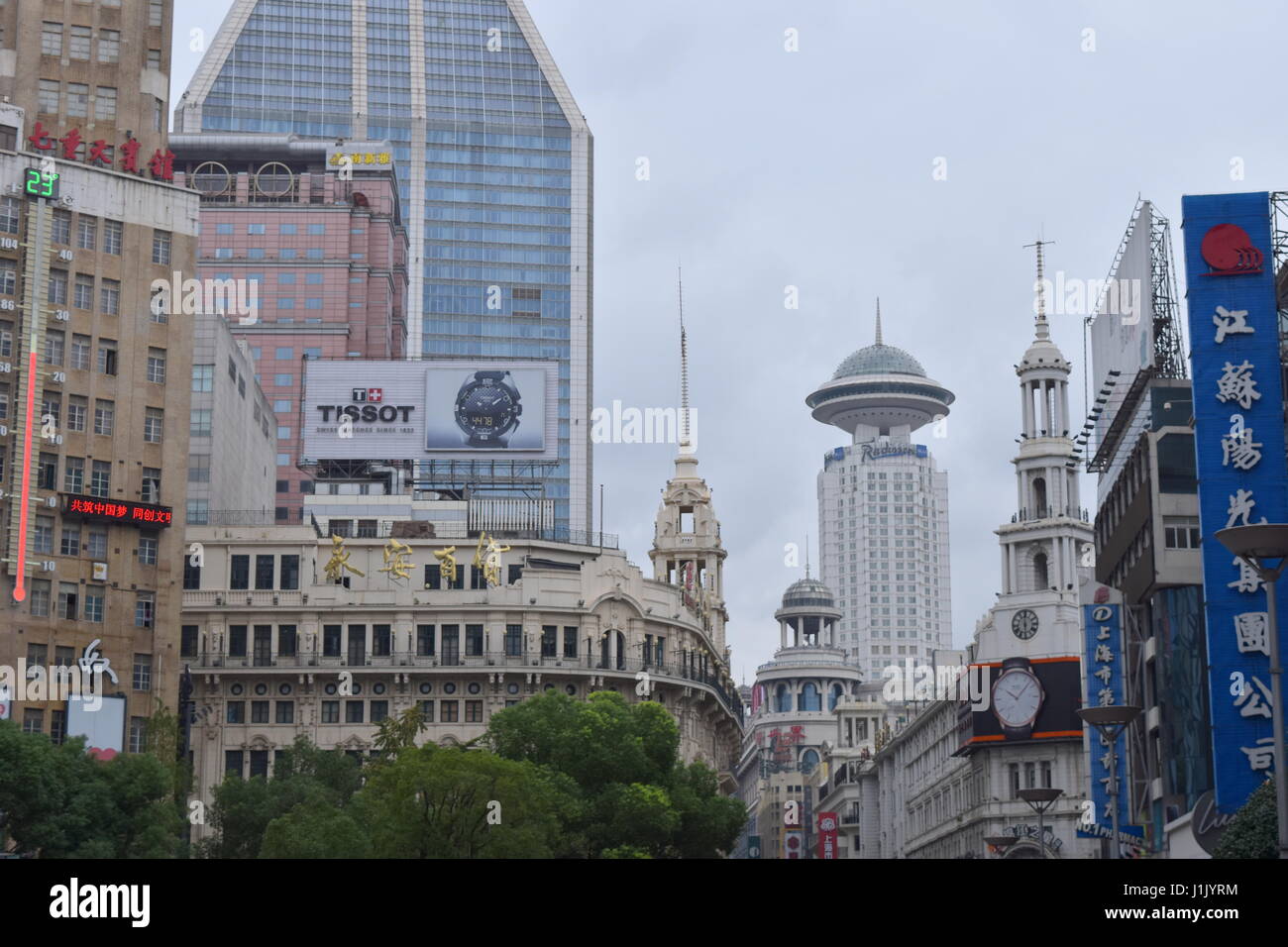 Le Centre ville De Shanghai Sur Les Toits De La Ville Par La Rue le-centre-ville-de-shanghai-sur-les-toits-de-la-ville-par-la-rue