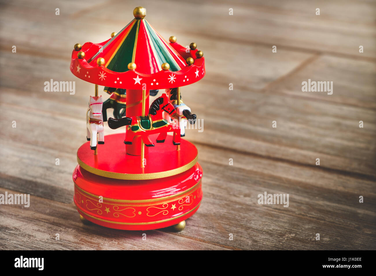 Merry go round carrousel chevaux rouge carillon jouet ancien vintage Photo  Stock - Alamy