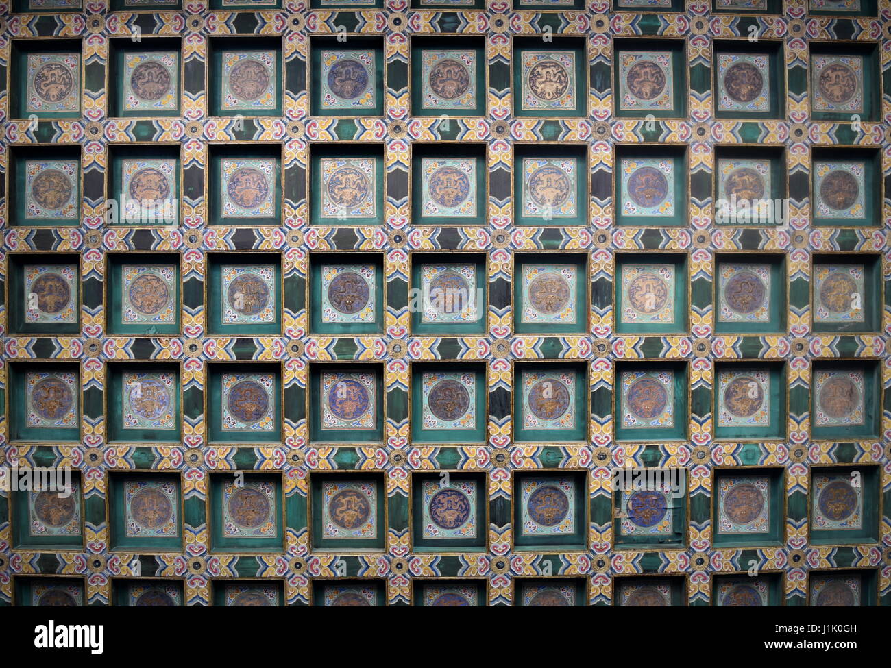 Sur l'art chinois classique vert or décorations de plafond de la Cité Interdite à Beijing Banque D'Images