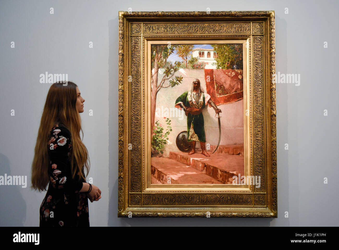 Londres, Royaume-Uni. 21 avril 2017. Un membre du personnel de la 'Vues' sentinelle par Jean-Joseph Benjamin Constant, (est. GBP 120-150k), à un essai chez Sotheby's, New Bond Street, de prochaines ventes des arts du monde islamique, 20e siècle Moyen-orient l'Art et l'art orientaliste Crédit : Stephen Chung / Alamy Live News Banque D'Images