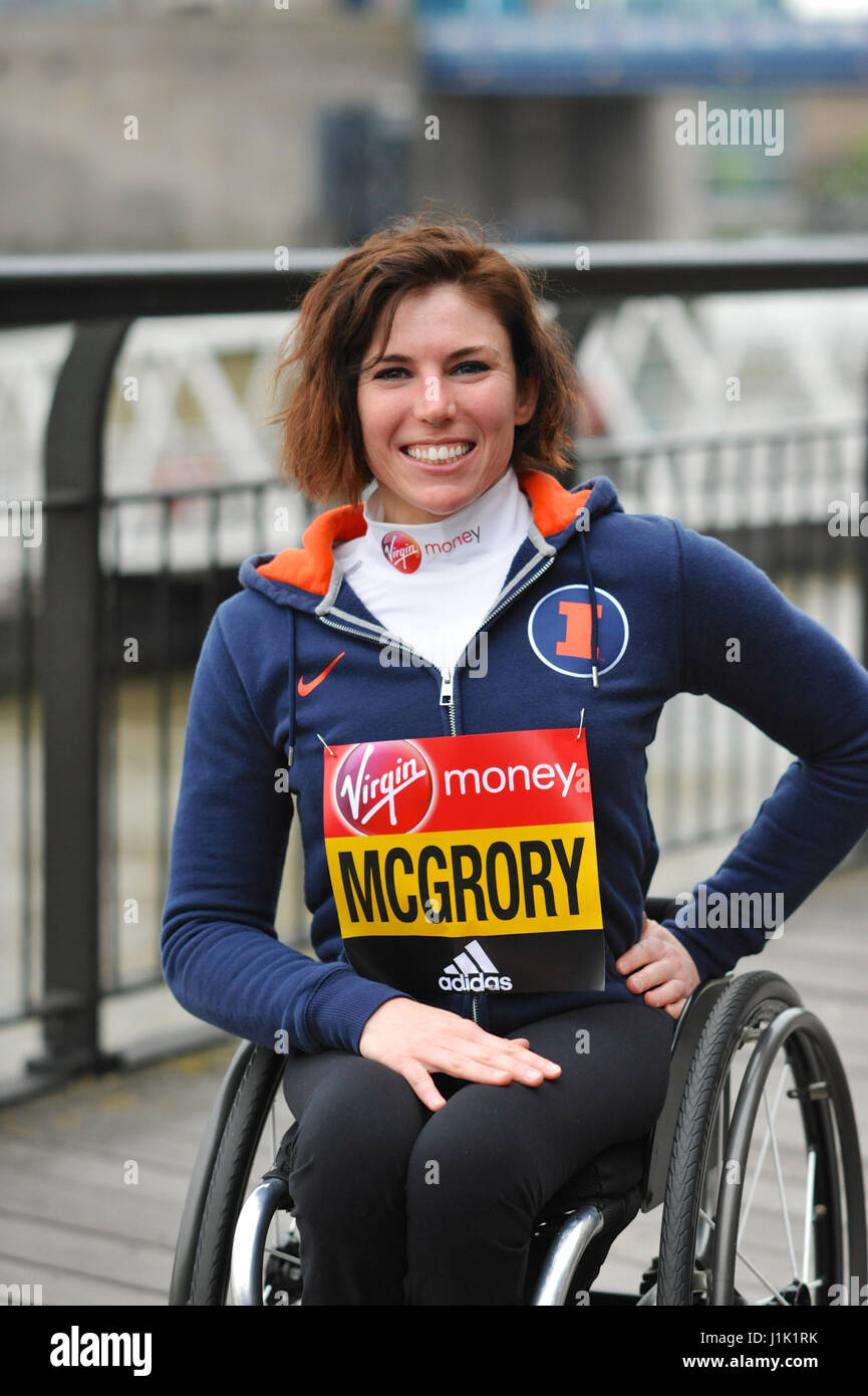 Londres, Royaume-Uni. 21e. Avril, 2017. Amanda McGrory (USA) à la Vierge de l'argent d'avant-course marathon de Londres une séance de photos pour l'élite en fauteuil roulant, Tower Hotel, Londres, Royaume-Uni. Crédit : Michael Preston/Alamy Live News Banque D'Images