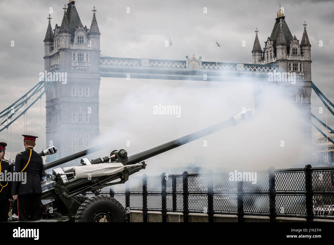 Londres, Royaume-Uni. 21 avril, 2017. 62 coups d'artillerie tiré par l'Honorable Artillery Company à la Tour de Londres à l'occasion du 91e anniversaire de la Reine. Crédit : Guy Josse/Alamy Live News Banque D'Images