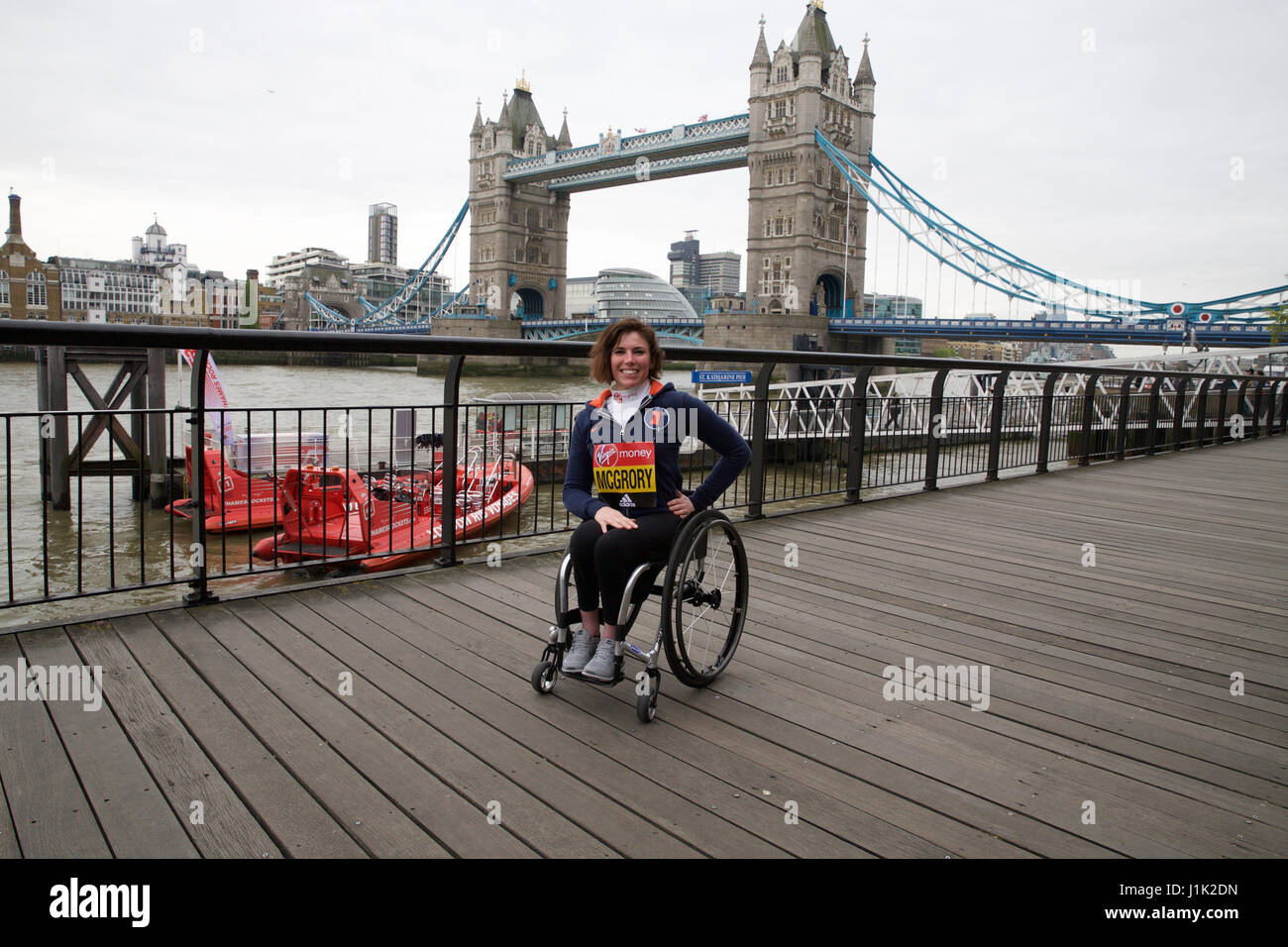 London,UK,21 avril 2017,l'athlète en fauteuil roulant d'Élite Amanda McGrory, assiste à un photocall par Tower Bridge à Londres avant de la Vierge Argent Marathon de Londres le dimanche 23 avril 2017©Keith Larby/Alamy Live News Banque D'Images