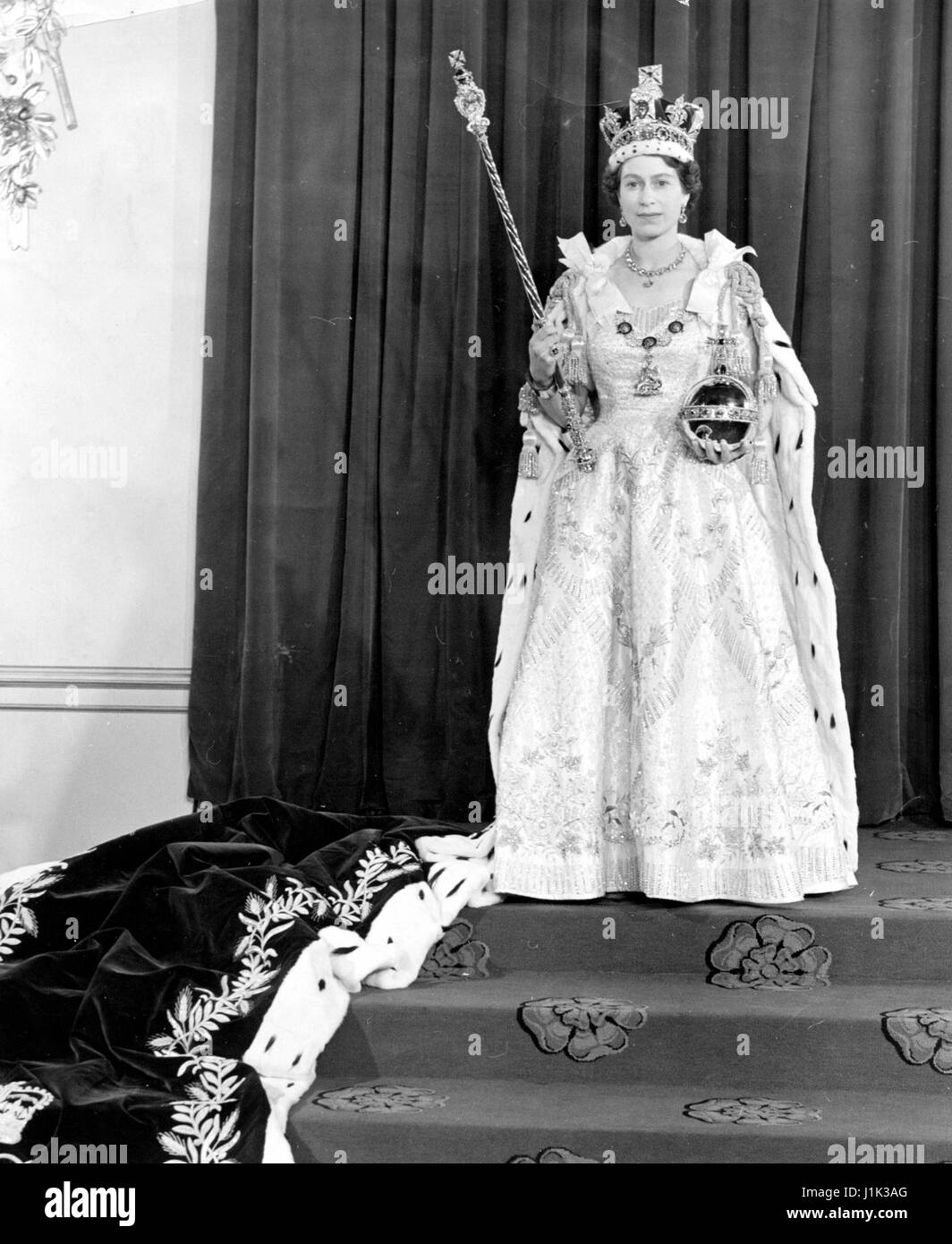 Photo d'archives. Apr 21, 2017. La Grande-Bretagne LA REINE ELIZABETH, la plus ancienne et plus ancien monarque régnant, célèbre son 91e anniversaire. Sur la photo : June 2, 1953 - Londres, Angleterre, Royaume-Uni - LA REINE ELIZABETH II a été couronnée lors d'une cérémonie de couronnement dans l'abbaye de Westminster à Londres. Devant plus de 8 000 personnes, dont les premiers ministres et les chefs d'état de autour de la Communauté, elle a pris le Serment du Couronnement et est désormais lié à servir son peuple et de maintenir les lois de Dieu. Crédit : KEYSTONE Photos USA/ZUMAPRESS.com/Alamy Live News Banque D'Images