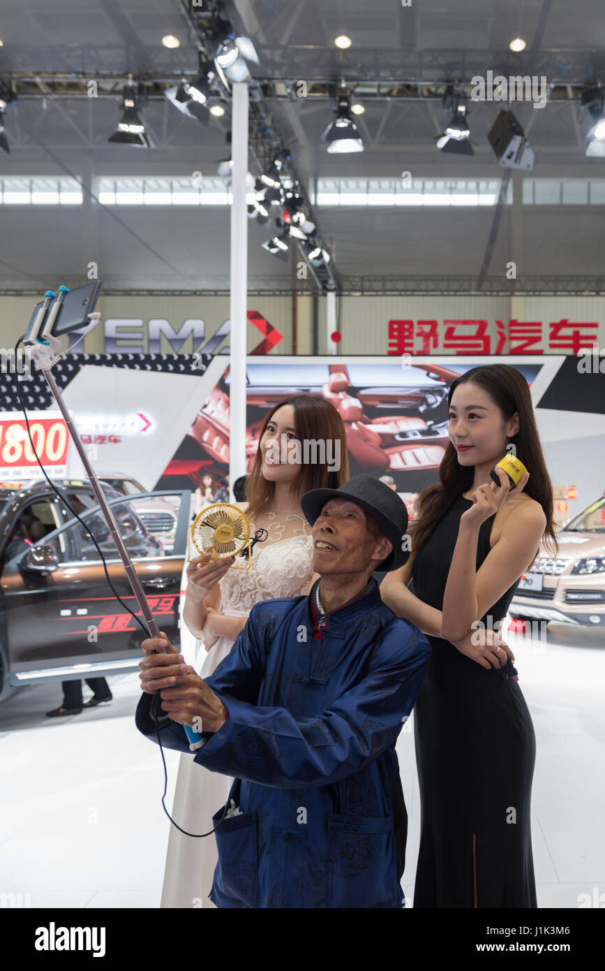 Mianyang, Sichuan, Chine. 21 avril 2017, synchronisé avec le Shanghai auto show Mianyang Motor Show spectacles sous diverses formes, comme un océan heureux.Vieil homme jouant live. Banque D'Images