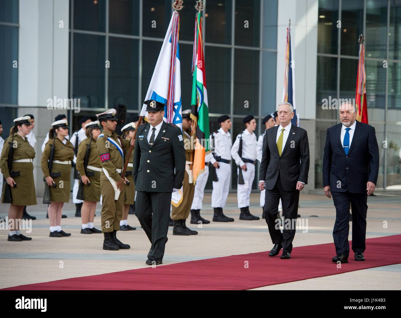 Tel Aviv, Israël. Apr 21, 2017. Le ministre de la Défense israélien Avigdor Lieberman, droite, les escortes le secrétaire américain à la Défense, James Mattis lors d'un examen de la garde d'honneur à l'arrivée à l'administration centrale des FDI, le 21 avril 2017 à Tel Aviv, Israël. Credit : Planetpix/Alamy Live News Banque D'Images