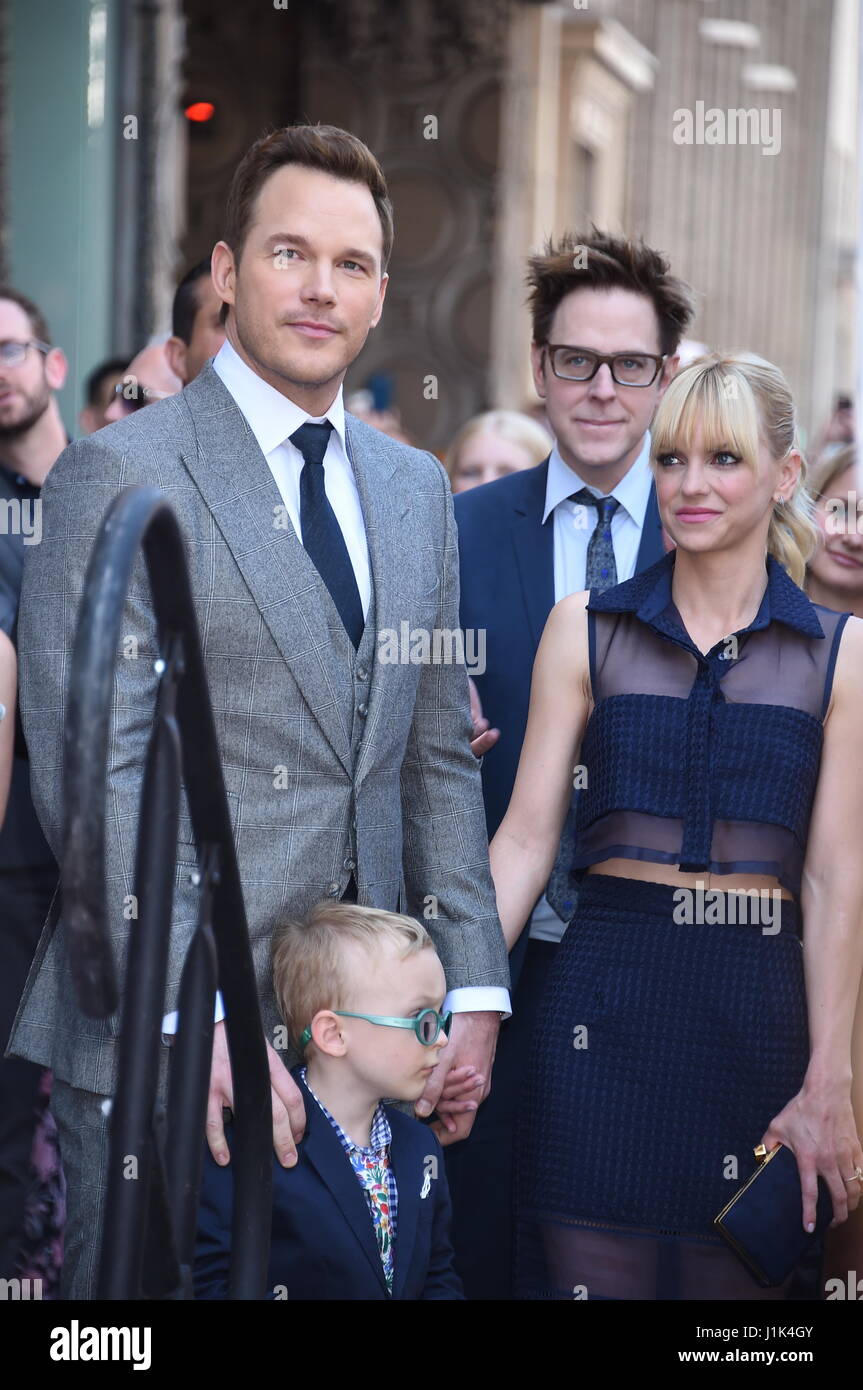 LA, Californie, USA. 21 avril, 2017. Chris Pratt avec femme Anna Faris et fils Jack Chris Pratt Pratt est honoré avec une étoile sur le Hollywood Walk of Fame, Los Angeles, USA - 21 avril 2017, en face de l'El Capitan Theatre sur Hollywood Boulevard Photo© Jim Smeal/Alamy Live News Banque D'Images
