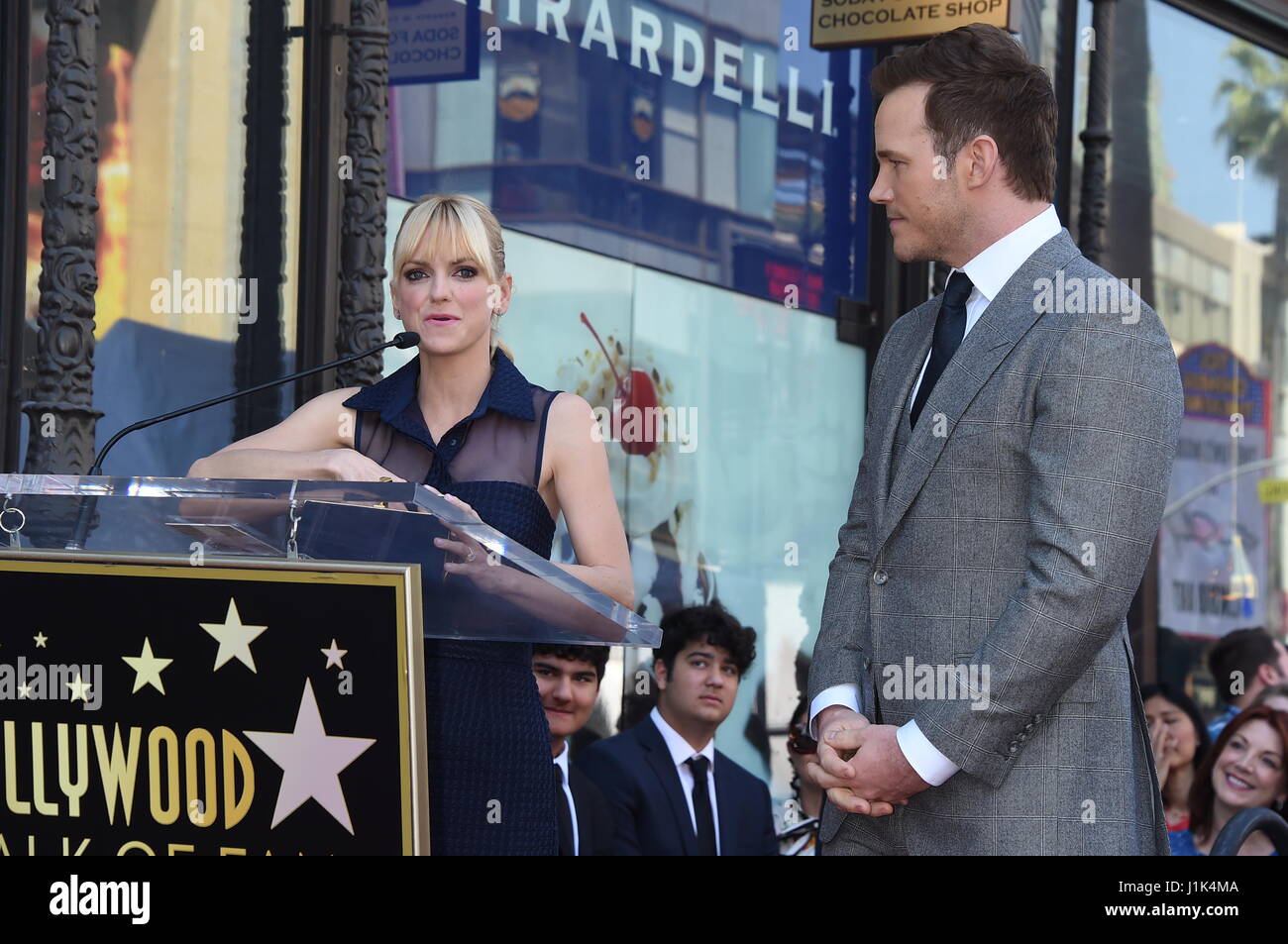 LA, Californie, USA. 21 avril, 2017. Chris Pratt avec femme Anna Faris Chris Pratt est honoré avec une étoile sur le Hollywood Walk of Fame, Los Angeles, USA - 21 avril 2017, en face de l'El Capitan Theatre sur Hollywood Boulevard Photo© Jim Smeal/Alamy Live News Banque D'Images