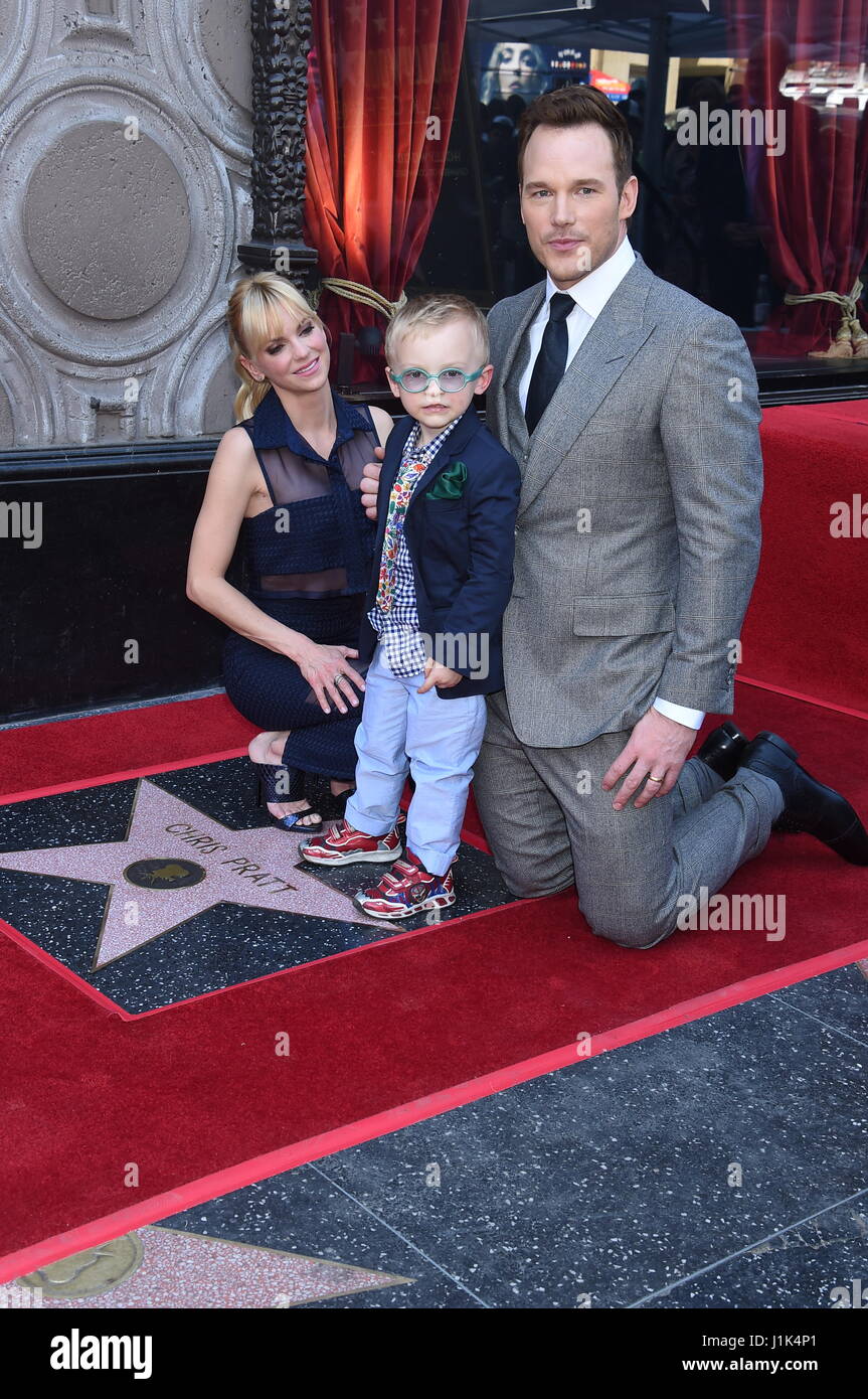 LA, Californie, USA. 21 avril, 2017. Chris Pratt avec femme Anna Faris et fils Jack Chris Pratt Pratt est honoré avec une étoile sur le Hollywood Walk of Fame, Los Angeles, USA - 21 avril 2017, en face de l'El Capitan Theatre sur Hollywood Boulevard Photo© Jim Smeal/Alamy Live News Banque D'Images