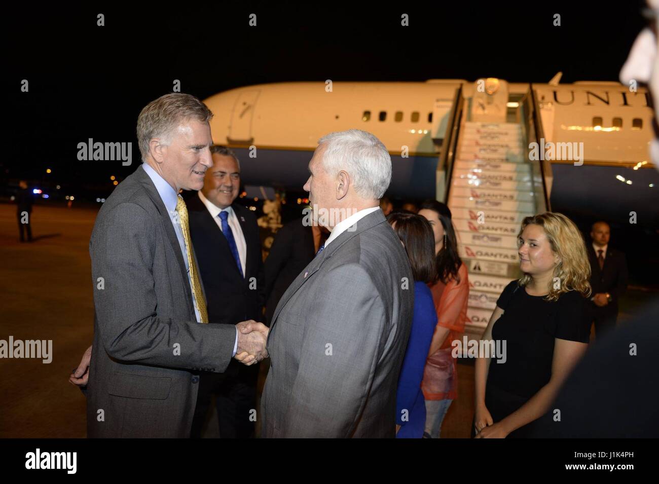 Sydney, Australie. Apr 21, 2017. Le Vice-président américain Mike Pence, droite, est accueilli par l'ambassade des États-Unis chargé d'affaires au cours de l'arrivée à James Carouso l'Aéroport International de Sydney, 21 avril 2017 à Sydney, Australie. L'Australie est le dernier arrêt à la Vice-président quatre nations voyage en Asie. Credit : Planetpix/Alamy Live News Banque D'Images