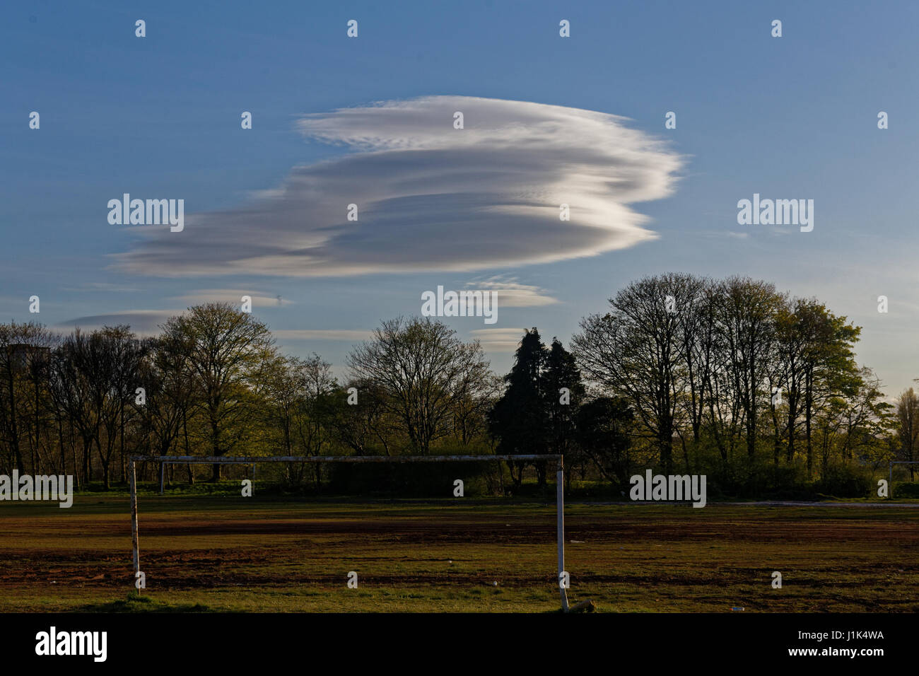 Glasgow, Écosse, Royaume-Uni, le 21 avril, d'étranges formes OVNI sur la ville,nuages lenticulaires Altocumulus lenticularis sont en forme de lentilles fixes les nuages qui se forment dans la troposphère © Gérard Ferry/Alamy Live News Banque D'Images