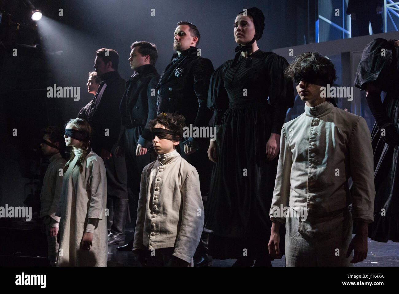 Londres, Royaume-Uni. 21 avril 2017. Une séance de photos pour la première mondiale de l'héritage en braille, une nouvelle comédie musicale inspirée par l'histoire de Louis Braille, l'inventeur d'un système de lecture et écriture pour utilisation par les aveugles ou malvoyants. Réalisé par Thom Southerland avec Jack Wolfe que Louis Braille, Jason Broderick comme Gabriel Gauthier et Jérôme Pradon comme Dr Pignier. © Bettina Strenske/Alamy Live News Banque D'Images