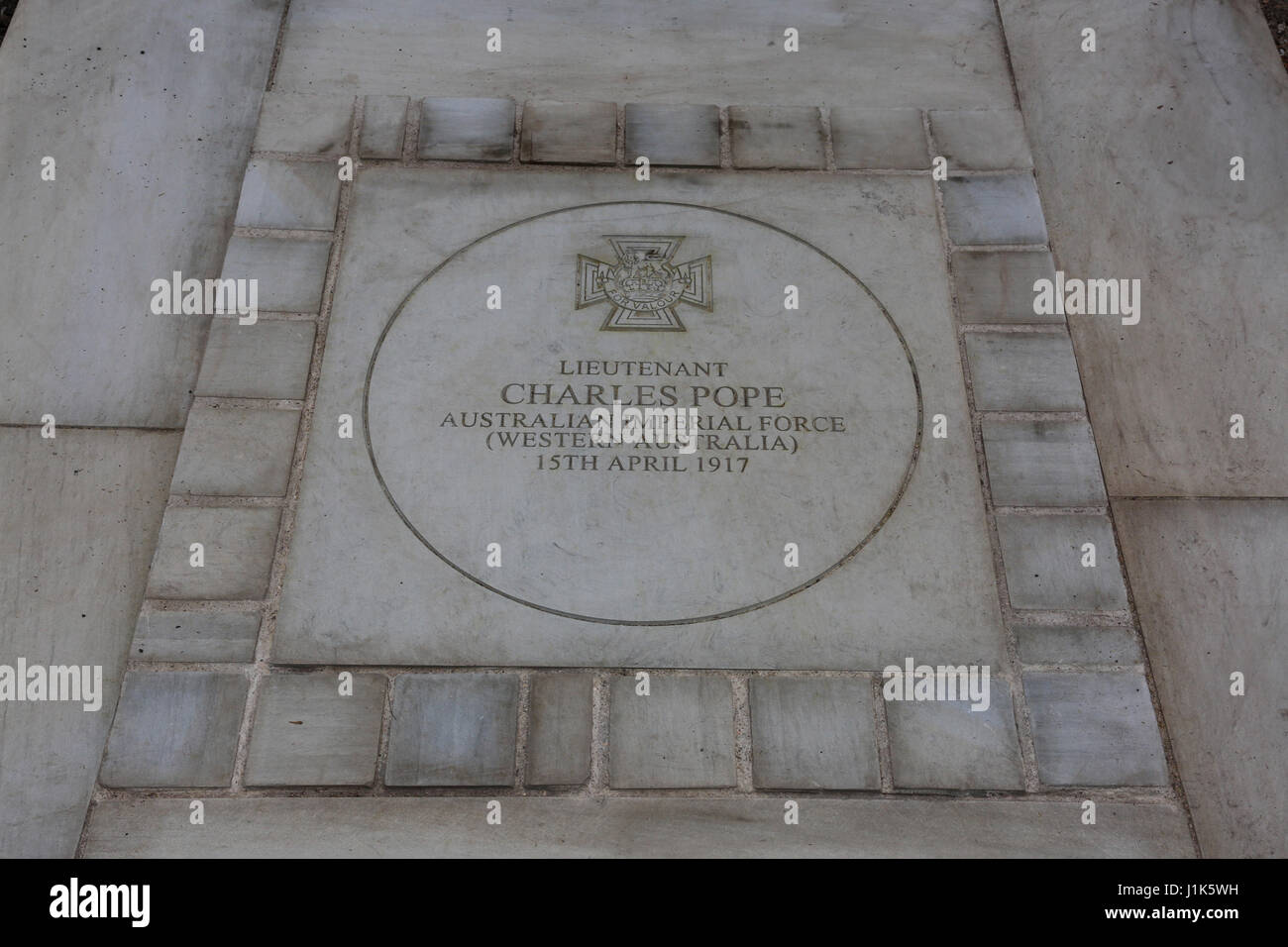 Londres, Royaume-Uni. Apr 21, 2017. Stepney London UK 21/4/17 L'inauguration du nouveau monument de pierre se souvenir de héros local WWI Soldier Lieutenant Charles VC Pape Pape est né à Mile End sur 5/3/1883 en 1906, il rejoint la police a rencontré plus tard, il a émigré en Australie et s'enrôla dans l'infanterie australienne bataillon en 1915 le Pape a été tué en action à Louverval et reçu la Croix de Victoria pour sa bravoure Crédit : SANDRA ROWSE/Alamy Live News Banque D'Images