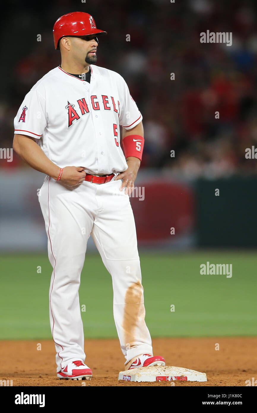 21 avril 2017 : Los Angeles Angels frappeur Albert Pujols # 5 se place à la deuxième base après avoir frappé son 604e en double 14e place sur la liste de tous les temps passant Cal Ripkin, Jr. dans le jeu entre les Blue Jays de Toronto et Los Angeles Angels of Anaheim, Angel Stadium d'Anaheim, CA, photographe : Peter Renner and Co Banque D'Images