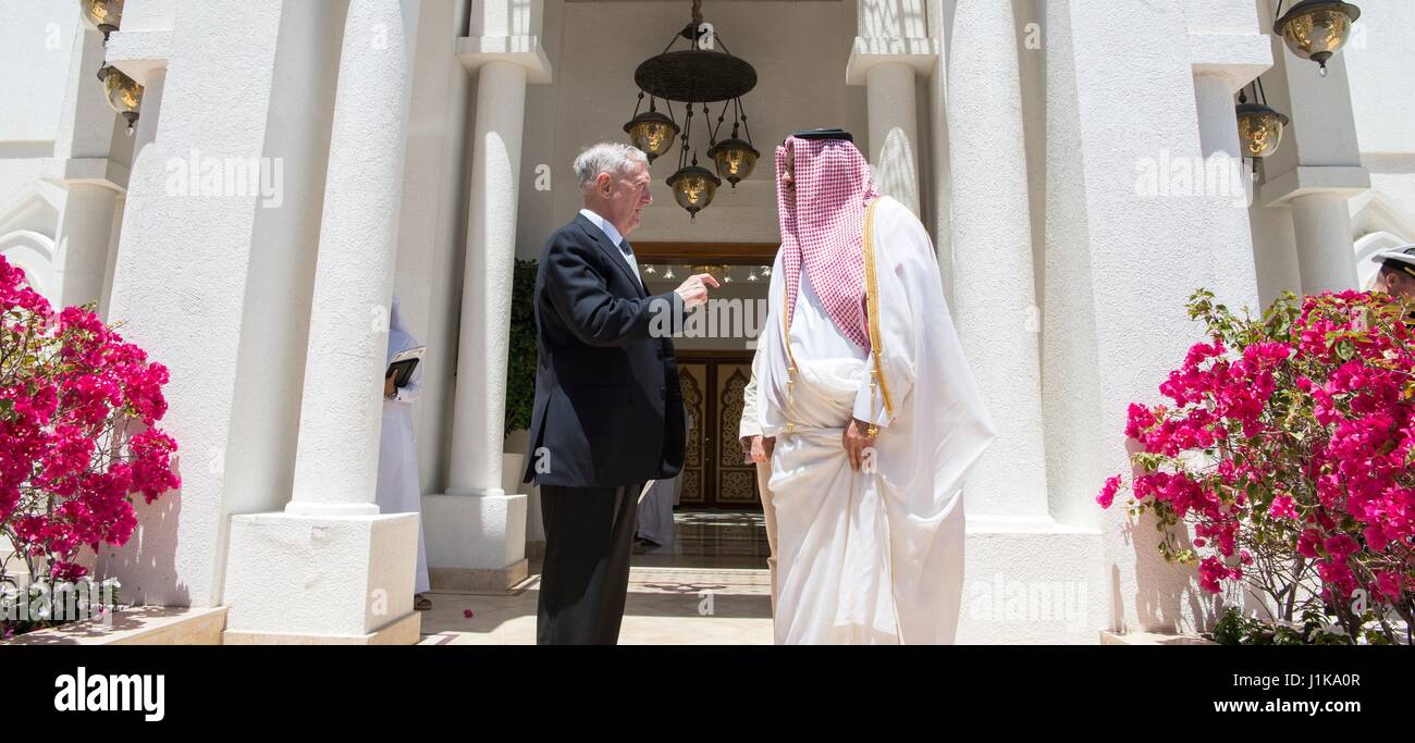 Doha, Qatar. 22 avr, 2017. Le secrétaire américain à la Défense, James Mattis se réunit avec l'Émir du Qatar, Cheikh Tamim bin Hamad Al Thani à la mer 22 avril 2017, à Doha, Qatar Crédit : Planetpix/Alamy Live News Banque D'Images