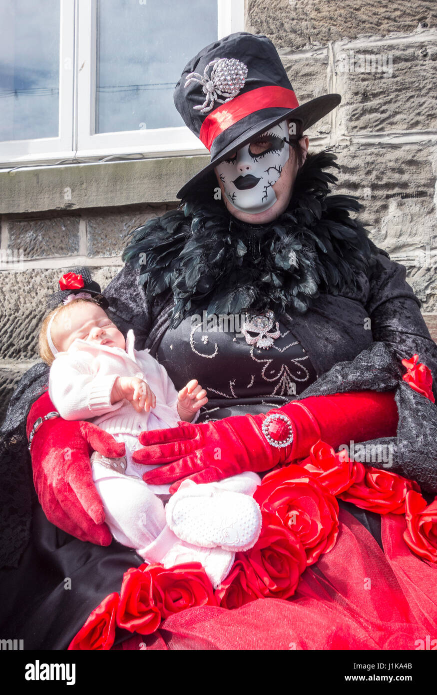 La vie comme dollmaker, maintenez l'une de ses poupées à Whitby Goth de semaine. Whitby, North Yorkshire, Angleterre, Royaume-Uni. Banque D'Images