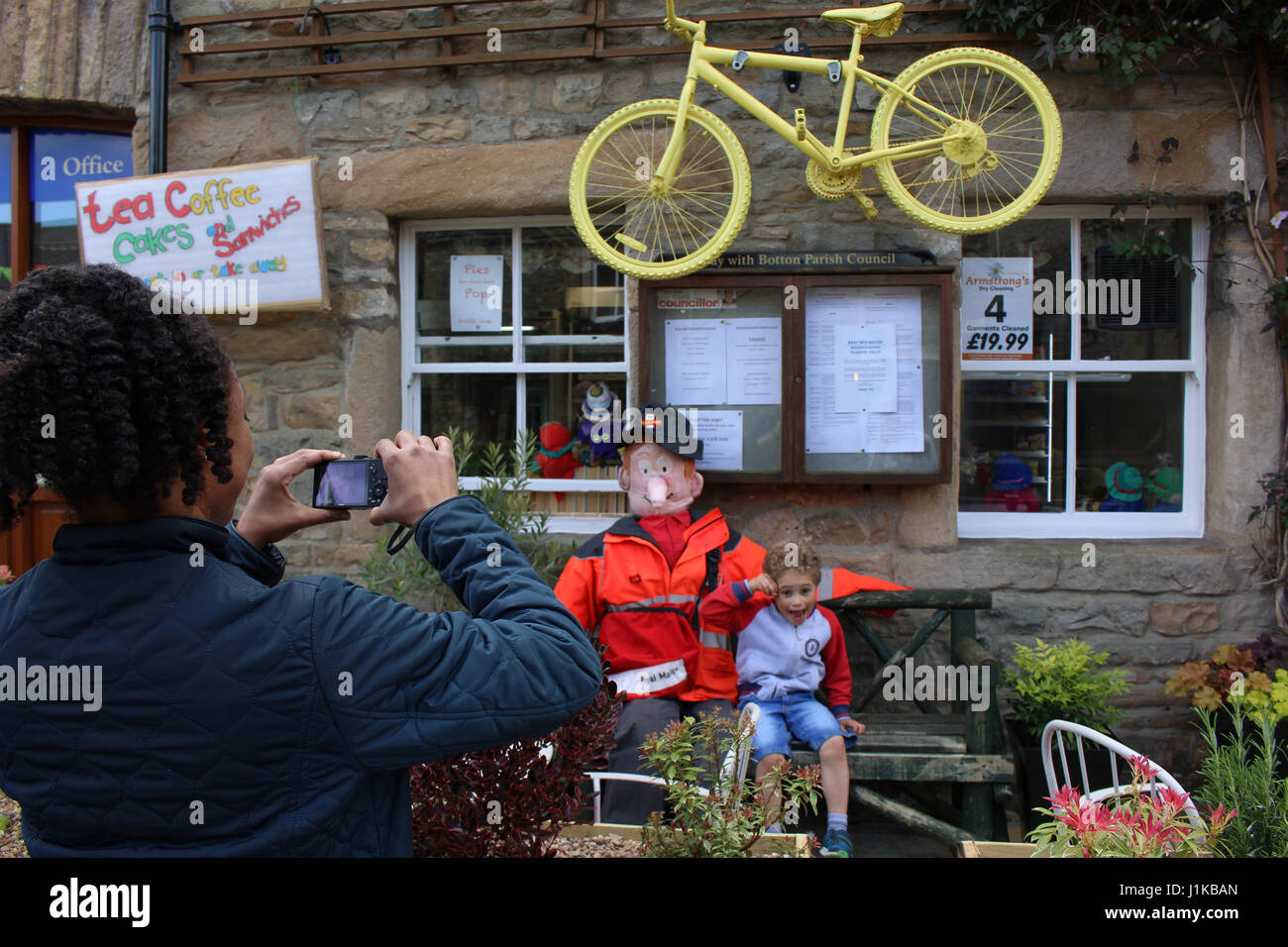 Wray, Lancashire, Royaume-Uni. 22 avr, 2017. Le temps d'une photo avec Postman Pat l'extérieur Wray Office de poste. Épouvantails autour de chaque coin de Wray Village au début de l'Épouvantail villages festival qui est en cours d'exécution jusqu'à lundi de la banque Crédit : David Billinge/Alamy Live News Banque D'Images