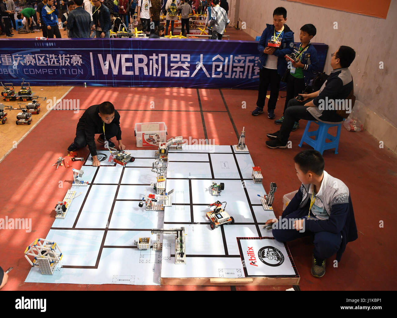 Chongqing. 22 avr, 2017. Les participants assistent à la compétition de robotique de l'Adolescent de la Chine Chongqing Qualifications District dans le sud-ouest de la Chine, la municipalité de Chongqing, le 22 avril 2017. Plus de 1200 participants de 454 équipes ont participé aux qualifications le samedi et les équipes avec un rang plus élevé serait recommandé pour le concours national. Credit : Wang Quanchao/Xinhua/Alamy Live News Banque D'Images